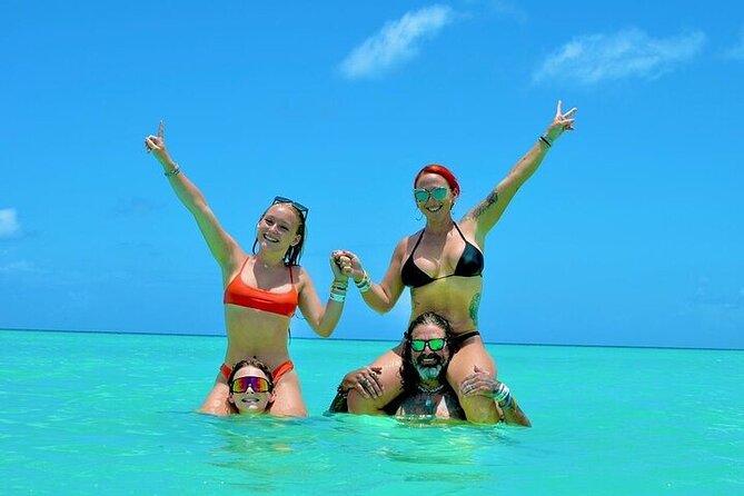 Mujeres luciendo trajes de baños en la playa